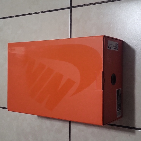 Empty shoe box - Picture 3 of 6